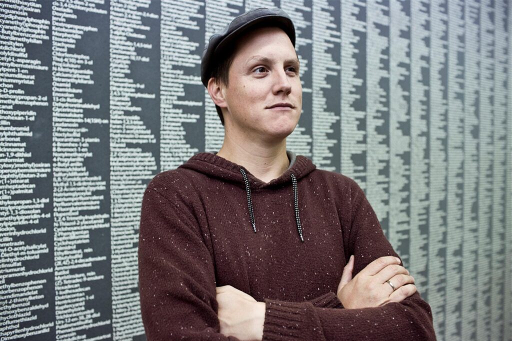 Der Comedian Sebastian 23, mit bürgerlichem Namen Sebastian Rabsahl, steht vor einer beschrifteten Wand Der Comedian Sebastian 23, mit bürgerlichem Namen Sebastian Rabsahl, steht vor einer beschrifteten Wand