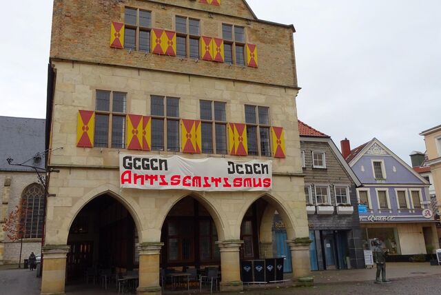 Unübersehbar hing das Banner am Donnerstag (9. November) am alten Rathaus in Werne.