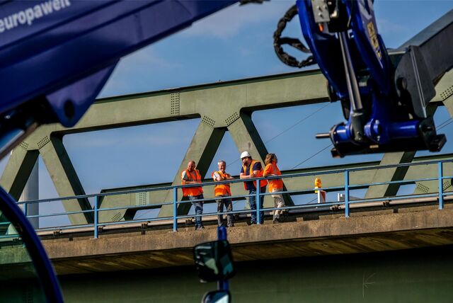 Die Emschertalbrücke besteht aus insgesamt drei Brückenabschnitten: Neben der Fachwerkbrücke über den Bahngleisen führen zwei weitere Abschnitte über die Emscher und den Rhein-Herne-Kanal.
