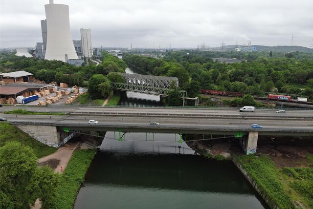 Eine Unterspannung und eine hochfeste Betonplatte verstärken derzeit die Brücke über den Rhein-Herne-Kanal, damit der Verkehr während des Neubaus der Osthälfte der Brücke weiter fließen kann.