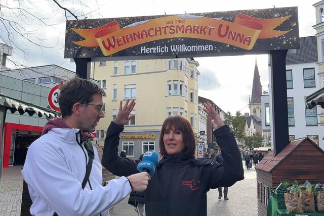 In der Unnaer Fußgängerzone spricht Daniela Guidara von Unna Marketing mit Reporter Thomas Raulf  über den Weihnachtsmarkt 2023.