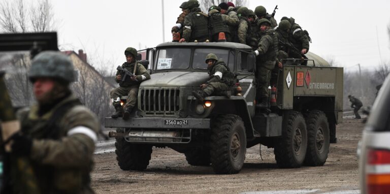 Das von der staatlichen russischen Nachrichtenagentur Sputnik veröffentlichte Bild zeigt russische Soldaten die in der Stadt im Norden der Krim auf einem Militärlastwagen sitzen.
