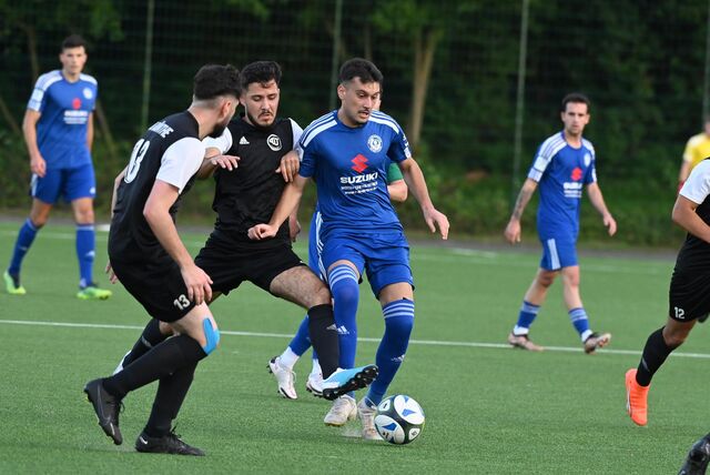Serhat Uzun (am Ball) wird dem Holzwickeder SC am Sonntag gegen Wacker Obercastrop fehlen.