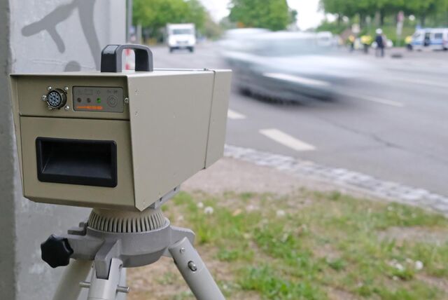 Die Kamera einer Geschwindigkeitsmesseinrichtung während einer Verkehrskontrolle.