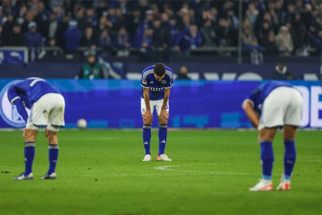 Schalker Spieler nach Niederlage gegen Elversberg, Mitte Marcin Kaminski
