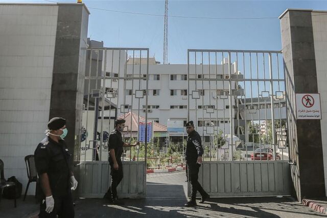 Mitglieder der islamistischen Hamas bewachen die Tore des Schifa-Krankenhaus in Gaza.
