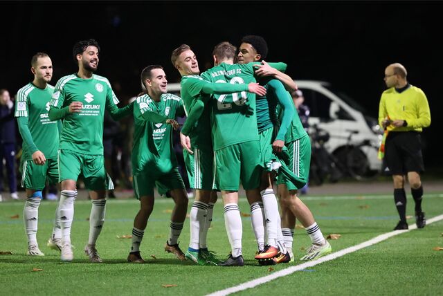 Dylan Pires (r.) lässt sich nach seinem Treffer von seinen Holzwickeder Teamkollegen feiern.