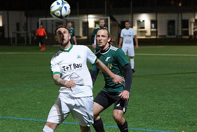 Patrick Neumann (SuS in Weiß) am Ball vor Sven Malte Enrst (SVB).