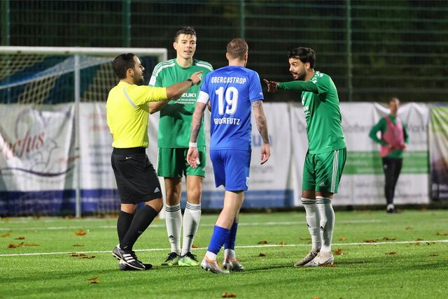 Nicht viel zu lachen hatte Kevin Großkreutz (Nr. 19) gegen Holzwickedes Damjan Ilic und Muhammed Cakir (r.).