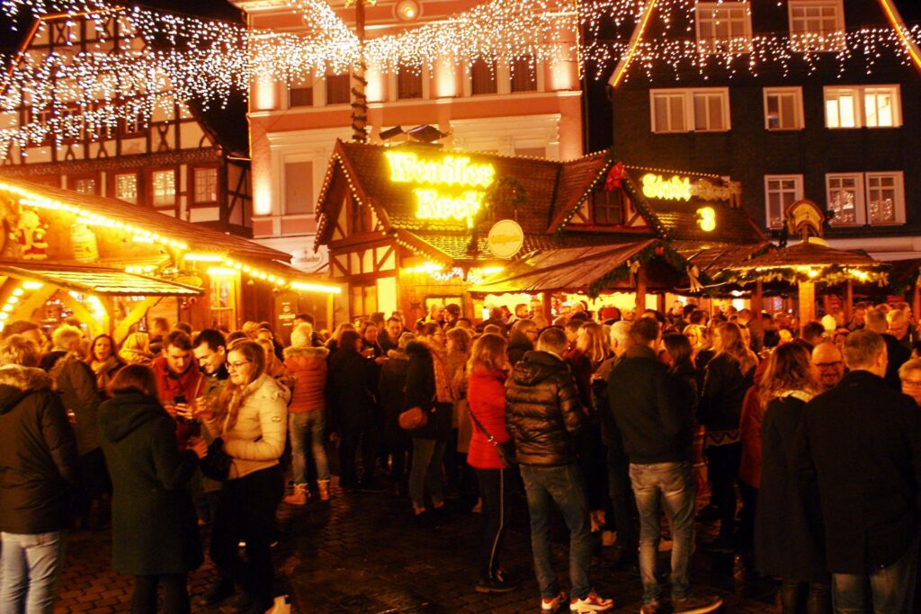 Beim Weihnachtsmarkt in Unna stehen viele Menschen zwischen den Hütten auf dem Marktplatz (Archivbild). Beim Weihnachtsmarkt in Unna stehen viele Menschen zwischen den Hütten auf dem Marktplatz (Archivbild).