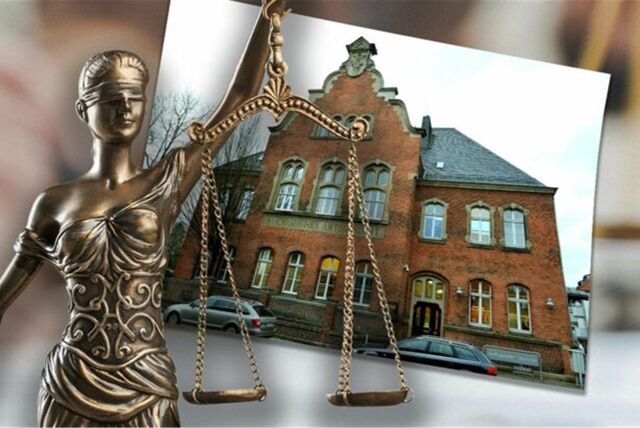 Justitia hält eine Waage vor ein Foto des Schwerter Amtsgerichtes.