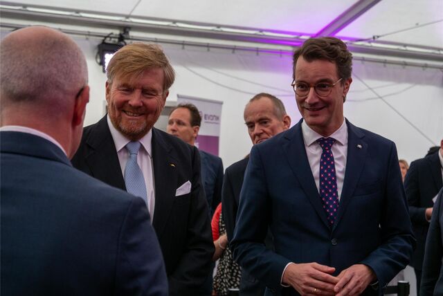 Der niederländische König Willem-Alexander und NRW-Ministerpräsident Hendrik Wüst informierten sich am Dienstagvormittag im Chemiepark über grüne Wasserstoff-Technologie und sprachen mit Evonik-Auszubildenden.
