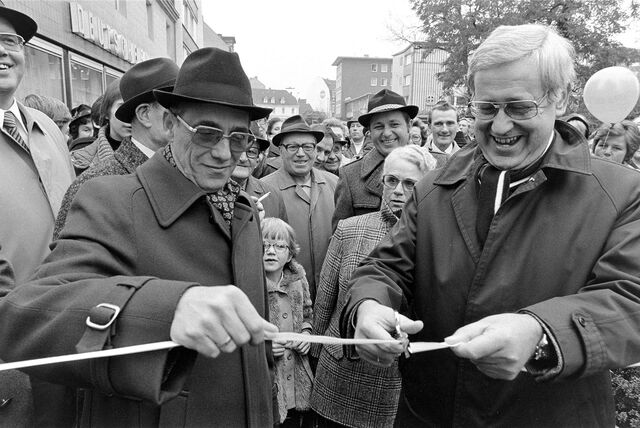 1977 wurde der erste Teil der Fußgängerzone durch Bürgermeister Hans-Werner Harzer und Stadtdirektor Dr. Siegfried Heuser eröffnet.