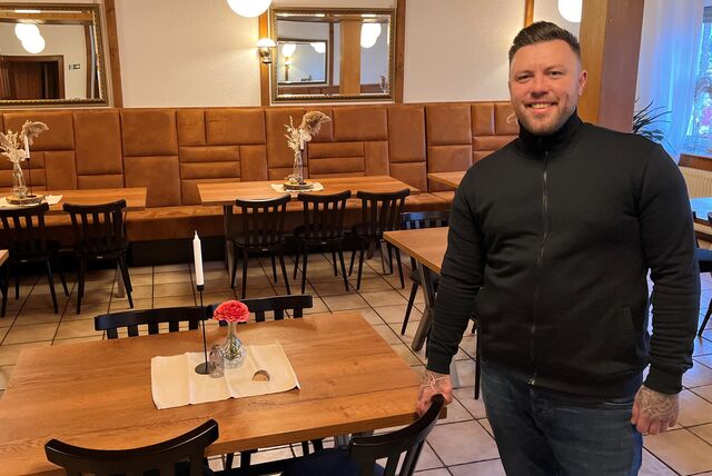 Tobias Kesselring steht im großen Saal der Gaststätte Am Kurpark in Unna