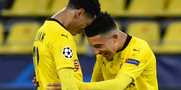 Jude Bellingham (l.) und Jadon Sancho im November letzten Jahres. Während Bellingham aktuell im Höhenflug ist, befindet sich Sancho bei Manchester United auf dem Tiefpunkt seiner Laufbahn.