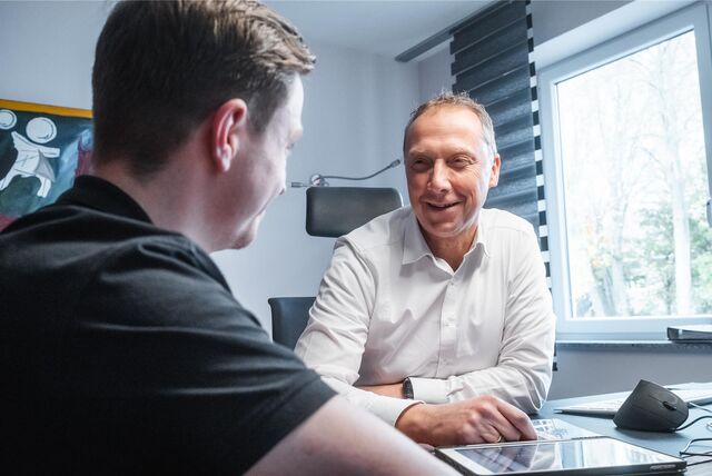 Makler von Bremerich Immobilien im Kundengespräch für einen Hausverkauf.