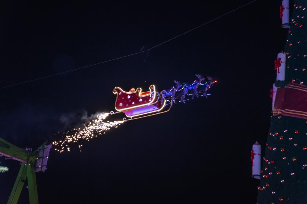 Der Weihnachtsmann schwebt über den Cranger Weihnachtszauber. Der Weihnachtsmann schwebt über den Cranger Weihnachtszauber.