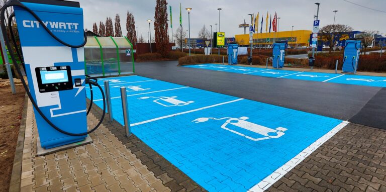 Auf dem Parkplatz des Gartencenters Dehner im Kamen Karree hat der Fahrstromanbieter Citywatt fünf Schnellladesäulen mit zehn Ladepunkten installiert.