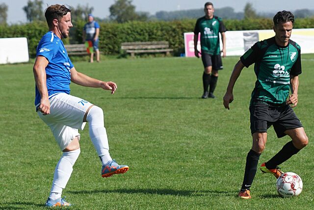 Mario Lindner (li.) läuft seit Beginn der aktuellen Saison für den VfL Kamen II in der Kreisliga B auf.