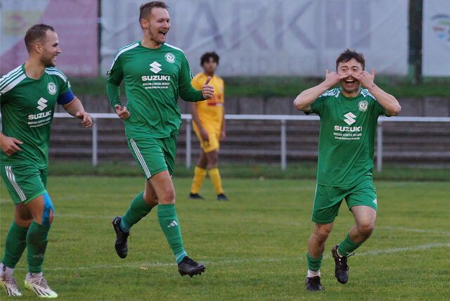 Wie die Schneekönige und Eduardo Hiller (r.) wollen sich die Holzwickeder – ; Spielführer Moritz Müller (l.) – am Sonntag gerne freuen, wenn es gegen den TuS Erndtebrück geht