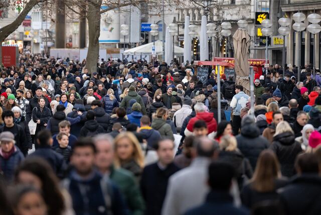 Passanten bummeln in der Innenstadt.