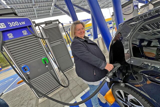 Anja Sinn lädt im EnBW-Schnellladepark im Kamen-Karree ihren VW up!. Sie ist begeistert, wie schnell das geht.