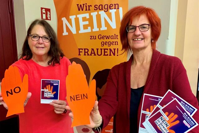 Martina Horstendahl und Birgit Wippermann zeigen orangene Hände mit „nein“ und „no“ in die Kamera.