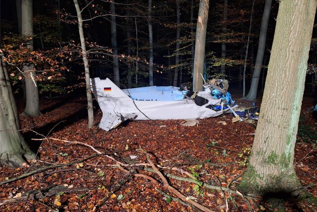 Abgestürztes Leichtflugzeug in einem Waldstück