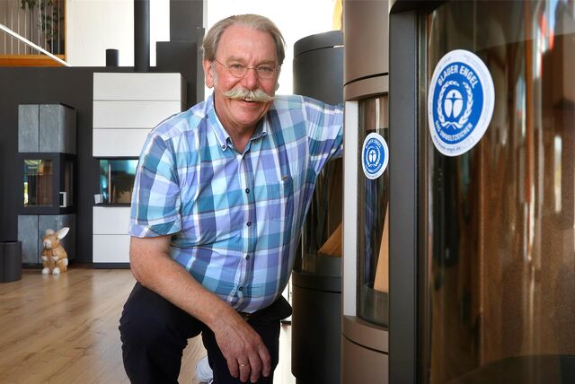Georg Boldt in seiner Ausstellung im Kamen-Karree auf der Stadtgrenze zwischen Unna und Kamen.