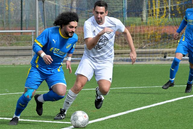 Emre Yildiz zieht mit dem Ball davon.
