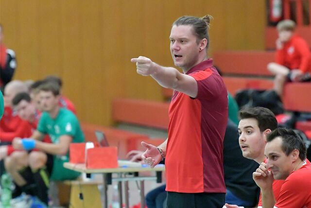 Björn Grüter zeigt auf das Spielfeld