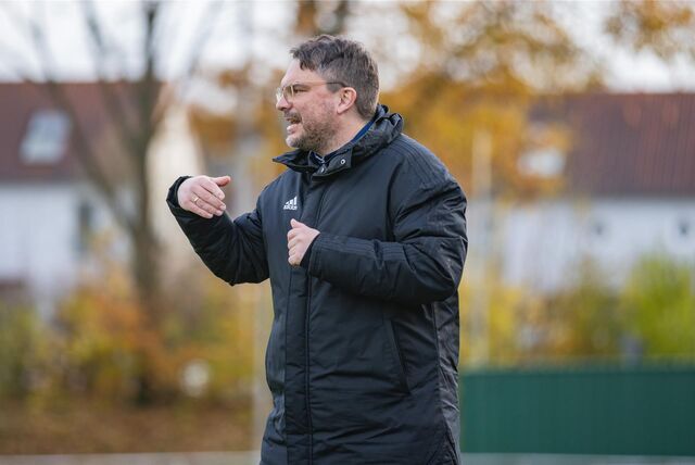 Holzwickedes Trainer Benjamin Hartlieb steht am Spielfeldrand.
