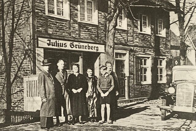 Die Familie Grüneberg aus Fröndenberg vor ihrer Metzgerei in Dellwig.