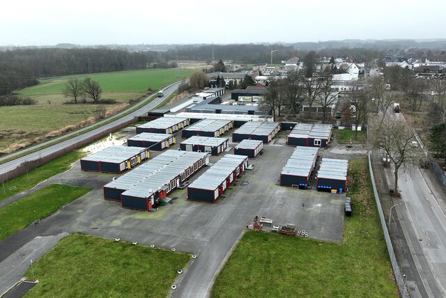 Das Übergangsheim an der Industriestraße gibt es dort seit 2017. Im Frühjahr 2024 werden die Sanitärcontainer erneuert.