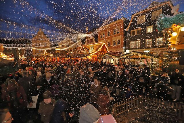 Zur Eröffnung des Weihnachtsmarktes in Unna gab es zuletzt 100-prozentige Schneesicherheit. Mit Kunstschnee wird der Augenblick perfekt gemacht.