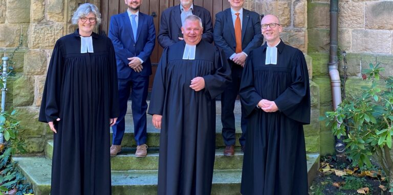 Bernhard Pendzialek (vorne, Mitte) wurde am Sonntag von Superintendent Dr. Karsten Schneider (vorne r.) in den Dienst als Prädikant berufen. Für die Kirchengemeinde um Pfarrerin Claudia Brühl-Vonhoff sowie die Presbyter (hinten v.l.) Mathias Wortmann, Uli Bangert und Udo Sedlaczek darf Pendzialek nun das Wort Gottes verkünden.