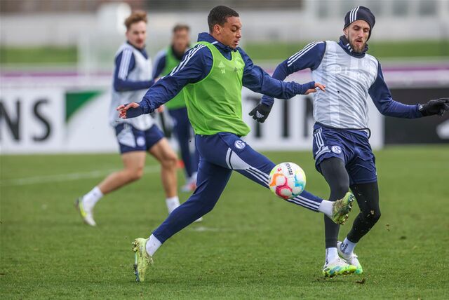 28.03.2023, Fussball, Saison 2022/2023, 1. Bundesliga, Training FC Schalke 04, v. l. Steven van der Sloot (FC Schalke 04), Dominick Drexler (FC Schalke 04)



Foto: Tim Rehbein/RHR-FOTO