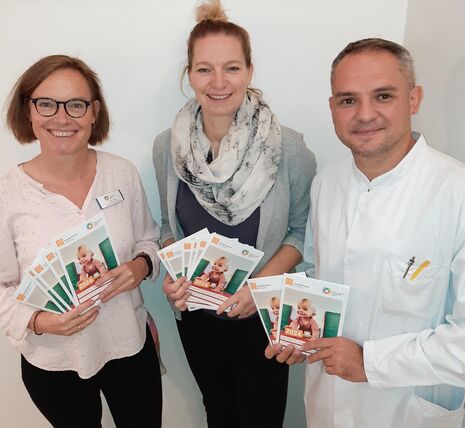 Kirstin Kettrup, Leiterin des FamilienForums Katharina, die pflegerische Stationsleitung der Geburtshilfe, Anne Eggenstein (Mitte) und Chefarzt Doctor-medic Cosmin Paul Sarac präsentieren das neue Kursprogramm des FamilienForum in Unna.