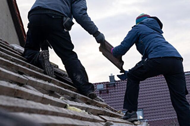 Zwei Dachdecker bei der Arbeit