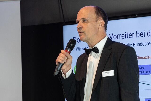 Peter Flosbach, oberster Technik-Chef von DEW, erläuterte die Pläne für den Bau einer Wasserstoff-Anlage, bei der auch der Kugelbehälter an der Lindenhorster Straße eine Rolle spielt.