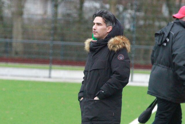 Leonardo Amoresano schaut aufs Spielfeld.