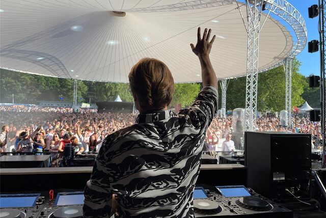 Phil Fuldner steht auf der Bühne des Sunset Beach Festivals in Haltern