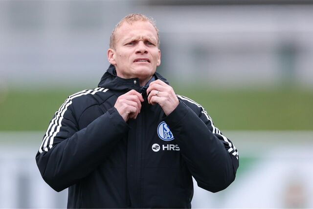 16.11.2023, Fussball, Saison 2023/2024, 2. Bundesliga, Testspiel FC Schalke 04 – Patro Eisden Maasmechelen, Cheftrainer Karel Geraerts (FC Schalke 04),

Foto: RHR-FOTO