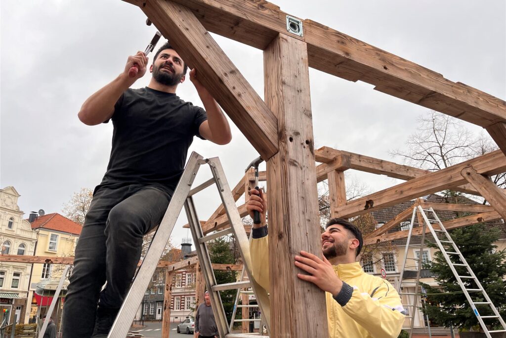 Balken für Balken für Balken: Am Donnerstag wurde die Almhütte auf dem Alten Markt aufgebaut. Sie bildet mit der Eisbahn das Herzstück der Kamener Winterwelt. Balken für Balken für Balken: Am Donnerstag wurde die Almhütte auf dem Alten Markt aufgebaut. Sie bildet mit der Eisbahn das Herzstück der Kamener Winterwelt.
