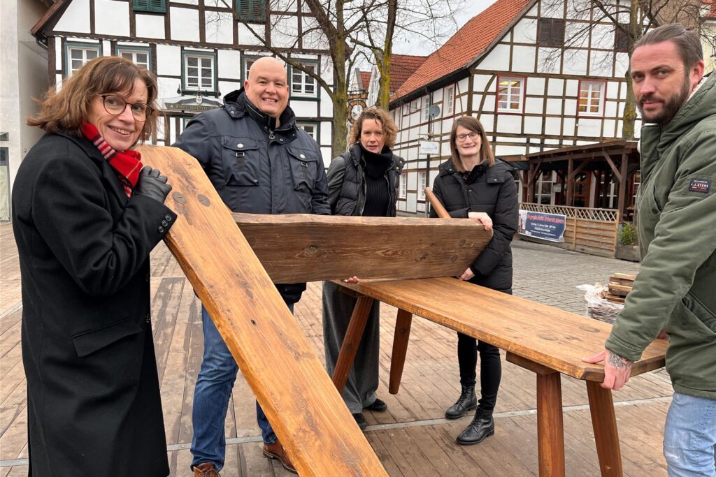Aufbauarbeit vor dem Start der Kamener Winterwelt: Ingelore Peppmeier, René Hanck, Katharina Großkraumbach, Andrea Wellerdiek und Michael Wilde. Aufbauarbeit vor dem Start der Kamener Winterwelt: Ingelore Peppmeier, René Hanck, Katharina Großkraumbach, Andrea Wellerdiek und Michael Wilde.