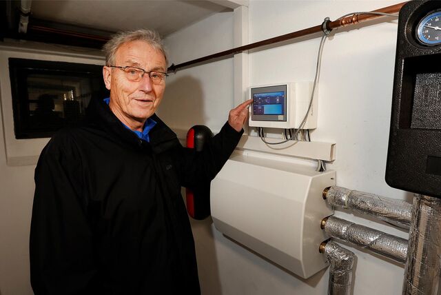 Hans-UWe Wilhelm vor seiner Wärmepumpe.