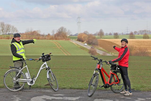 Eckhard Overbeck (l.) und Wilhelm Kröger aus Fröndenberg schauen auf die Von-Steinen-Straße in Fröndenberg, wo sie sich einen sicheren Radweg wünschen.