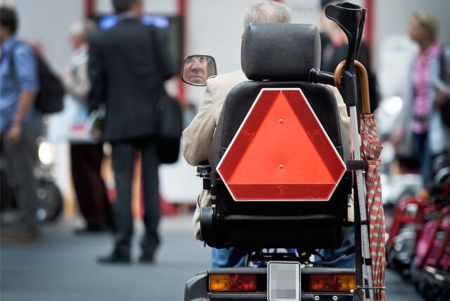 Diebe stahlen elektrische Rollstühle aus einem Lager in Kamen. Zumindest einer tauchte bei einem Hehler auf. (Symbolbild)