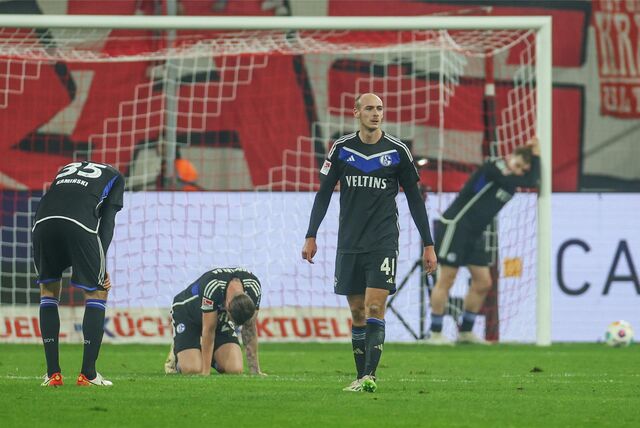 Frustrierte Schalker Spieler in Düsseldorf, v. l. Marcin Kaminski, Tomas Kalas, Henning Matriciani, Derry Murkin.