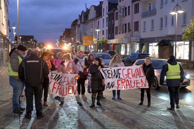 Frauen mit Bannern, die auf Gewalt gegen Frauen hinweisen, sind in Selm unterwegs.